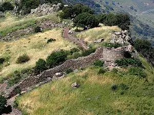 300px-Gamla_–_Round_tower_and_wall_(5)